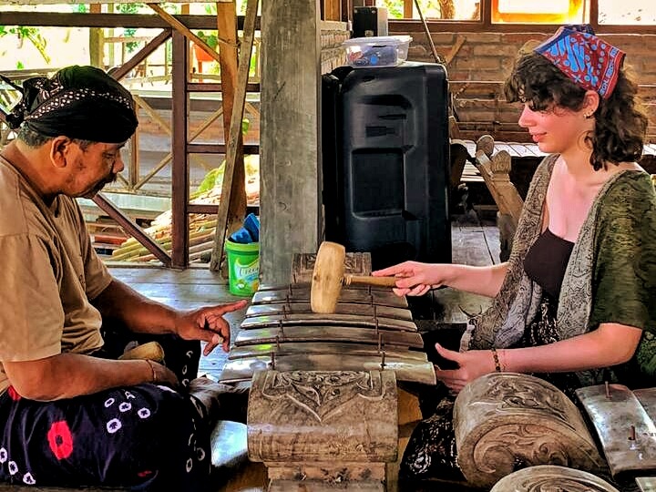 Ketekunan Pardiman mengajari murid asingnya bermain gamelan (Dok. Catra)